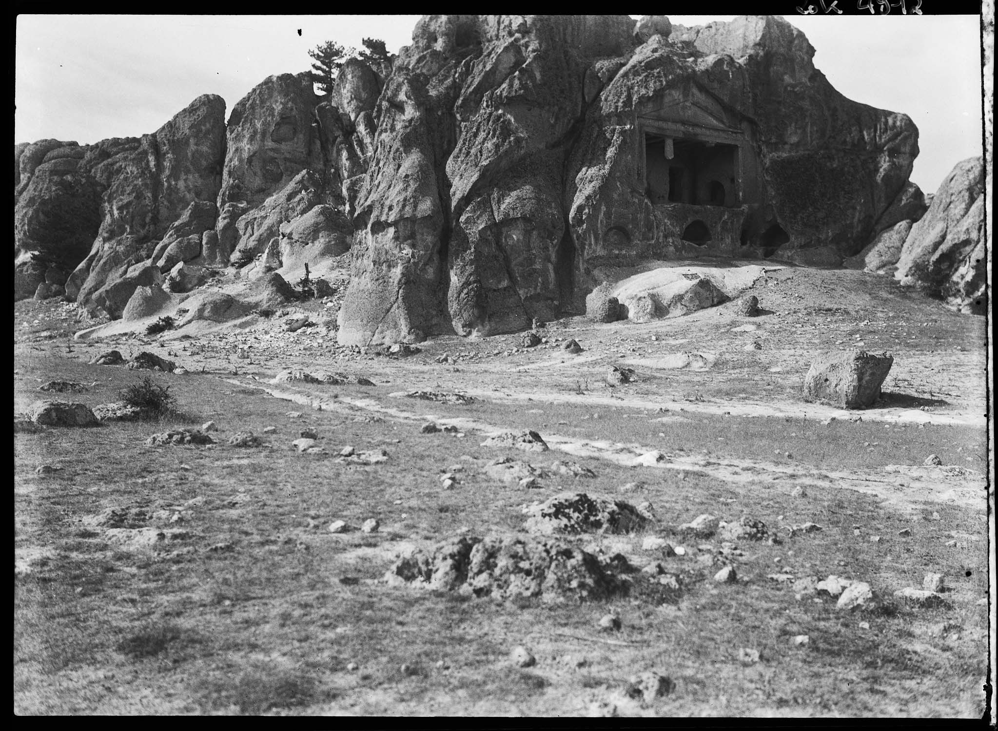 Le monument et son environnement (voir "Phrygie. Exploration archéologique…", tome IV : "La Cité de Midas. Architecture", par A. Gabriel, Paris, E. de Boccard, 1965, pl. 40)